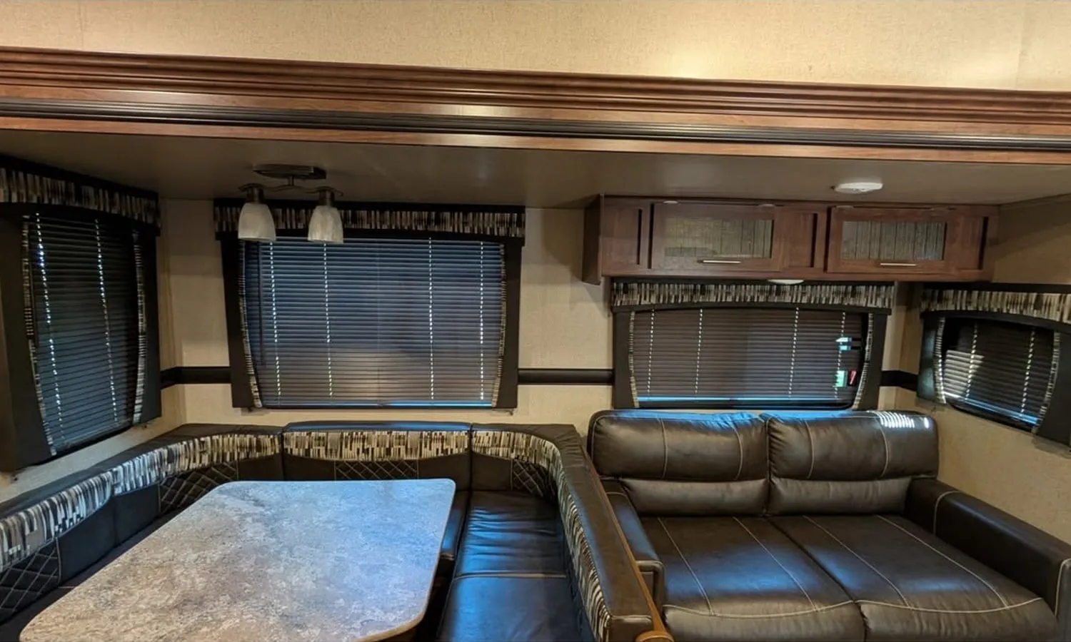 Intérieur de roulotte avec des stores horizontaux à lamelles de bois