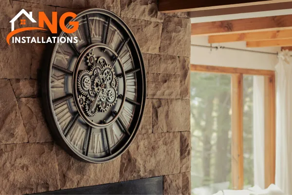 Horloge murale décorative installée au salon