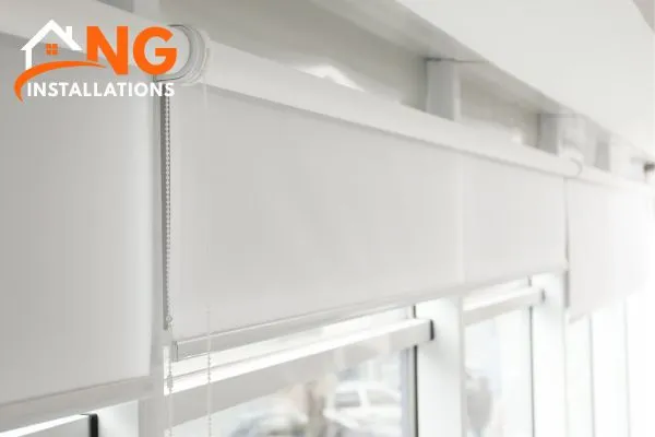 Toiles opaques installées sur une rangée de fenêtres